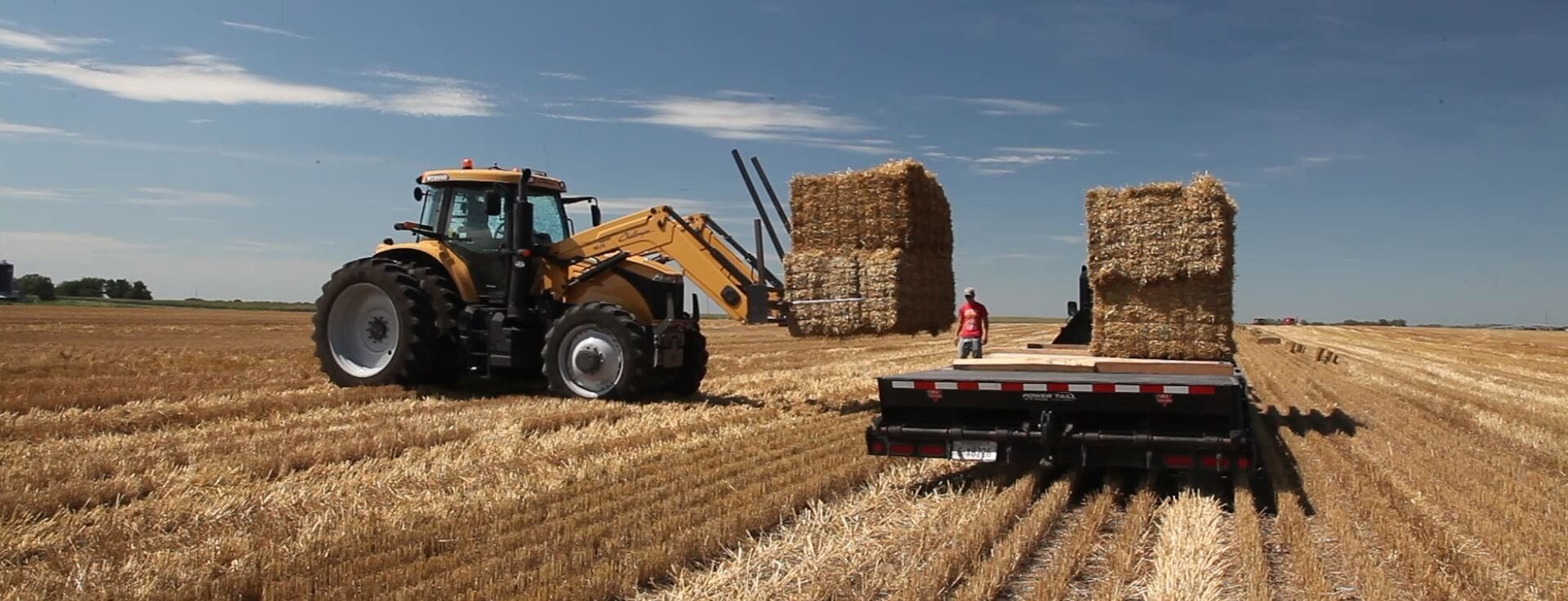 Knuth loading straw bales