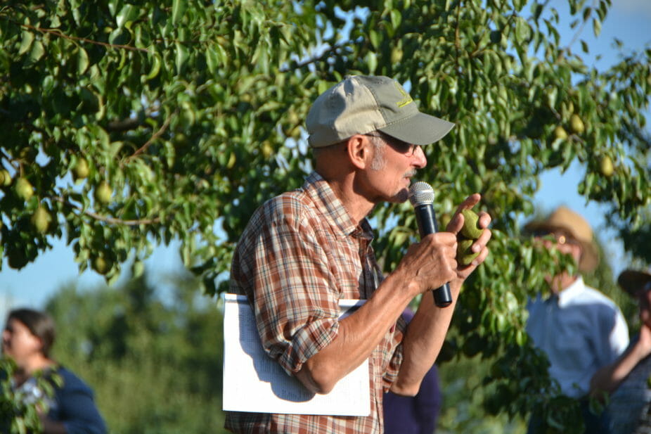 David Sliwa tells attendees about one of his favorite cultivars, Luscious.