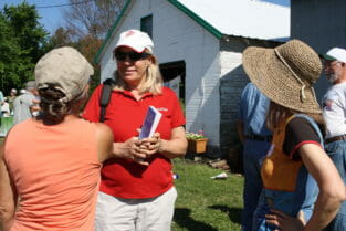 Kathleen Delate (center) chats with Patti Edwardson (L) and Joanna Hunter (R).